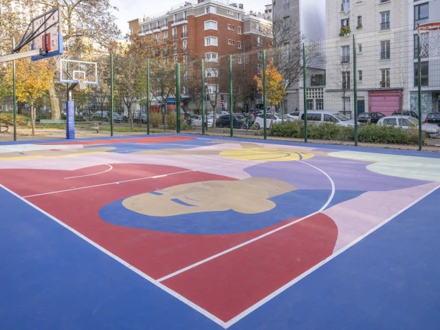 Profile of the basketball court Terrain de basket du square Duchêne, Paris, France