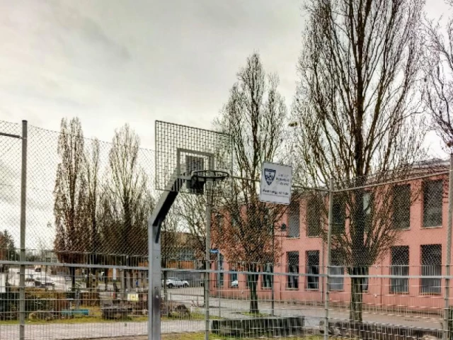Profile of the basketball court Jugendhaus - Basketballplatz, Roth, Germany