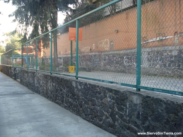 A small basketball court in Mexico City.
