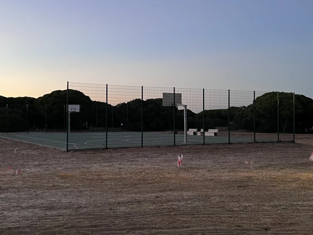 Profile of the basketball court Parque de Lazer e Desporto de Pinheiros Marim, Quelfes, Portugal