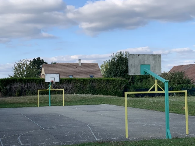 Profile of the basketball court Chemin du Stade, Auffargis, France