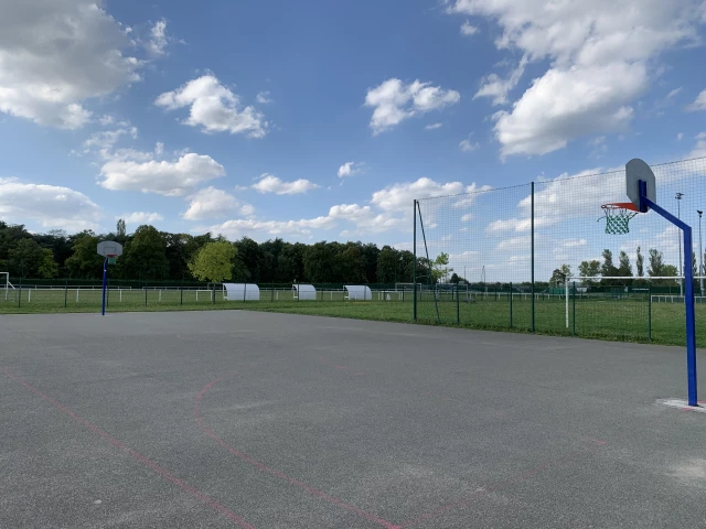 Profile of the basketball court Villepreux V Park, Villepreux, France