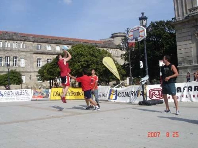 Profile of the basketball court Avenida de Montero Ríos, Pontevedra, Spain