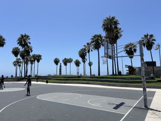 Photo of the basketball court “Venice Beach” in Los Angeles, CA, United States