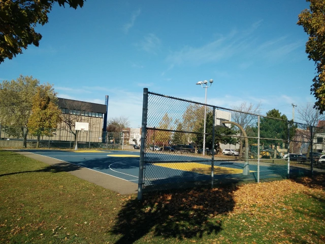 Basketball Court - Parc Père Marquette