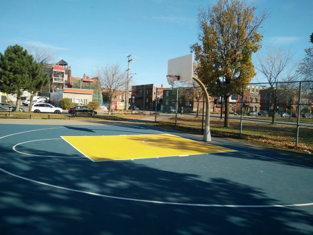 Basketball Court - Parc Père Marquette