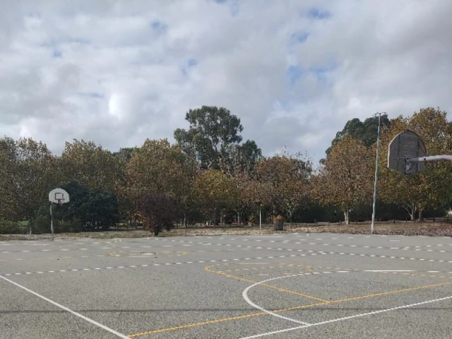 Profile of the basketball court Morris Buzacott Reserve, Kardinya, Australia