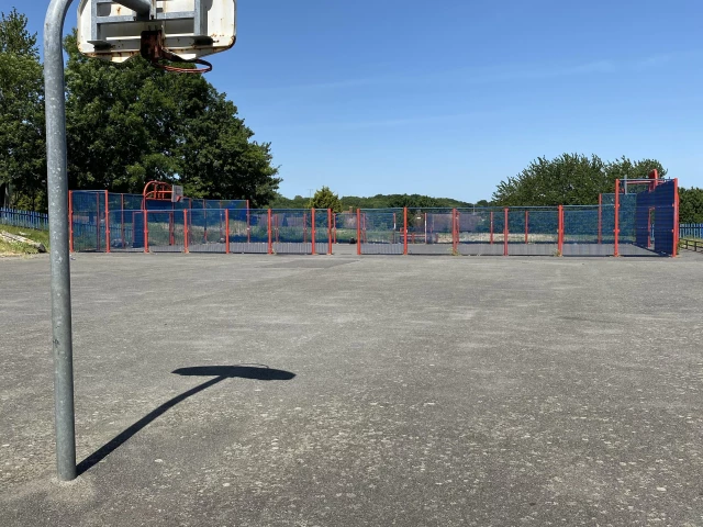 Profile of the basketball court Hoblingwell Wood Rec Ground, Orpington, United Kingdom