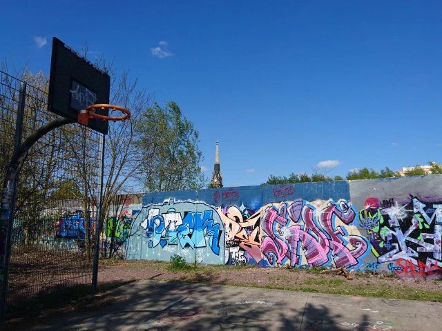 Basket (ony one) - next to the Berlin Wall