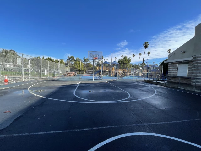 Profile of the basketball court Oakwood Recreation Center, Los Angeles, CA, United States