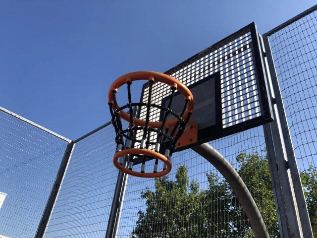 Basketball Court - komische Körbe