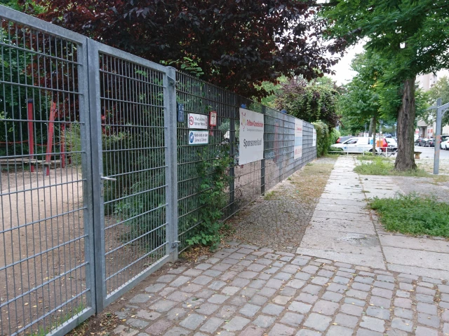 Locked access to the best court - from Ebersstraße