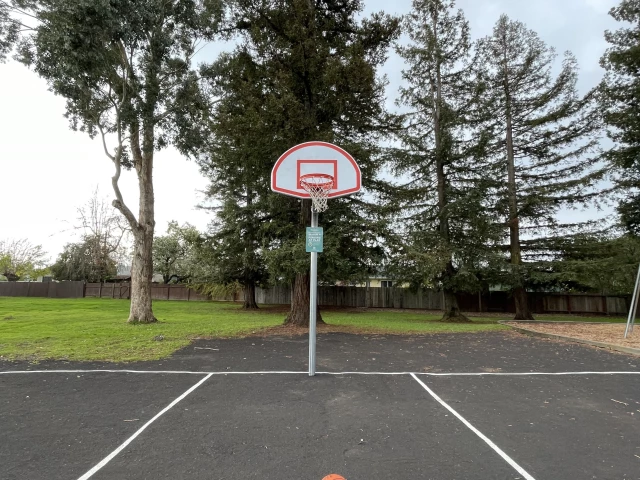 Profile of the basketball court La Tercera Park, Petaluma, CA, United States