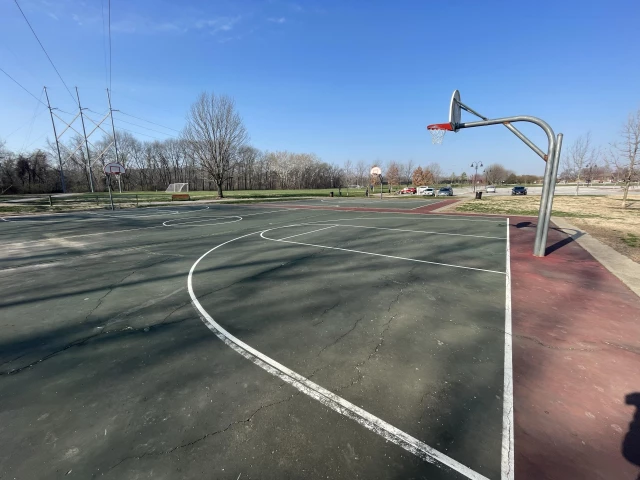 Profile of the basketball court Leawood Park, Leawood, KS, United States