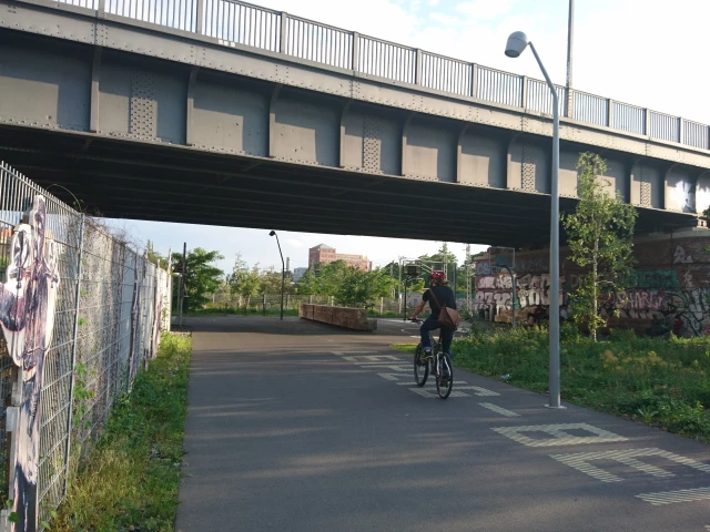 North access through Flaschenhalspark - Leipzig-Berlin cycling road