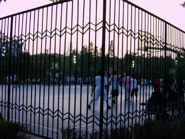 There are three fenced basketball courts in Xujiahui Park.