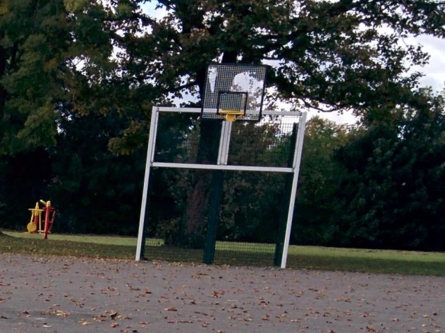 Profile of the basketball court Cranfield Village Park, Cranfield, United Kingdom