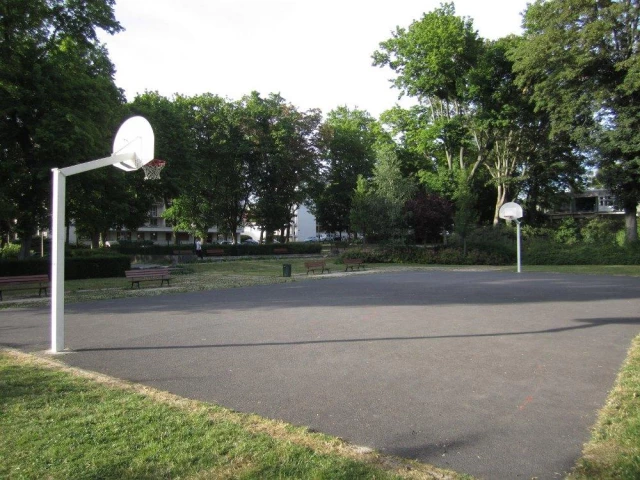 Profile of the basketball court Boulevard Dieu-Lumière, Reims, France
