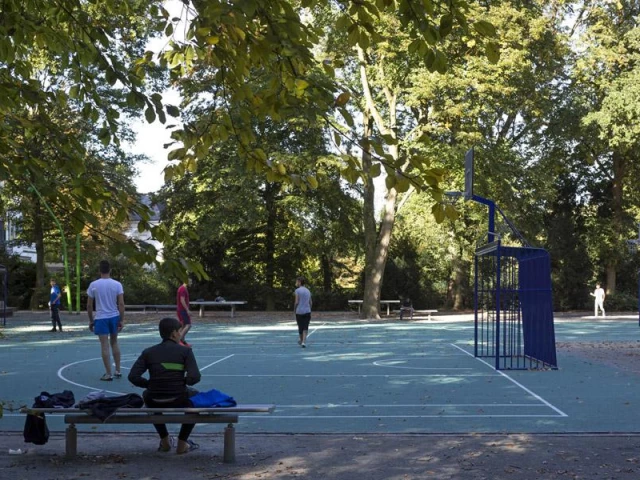Basketballplätze im Park