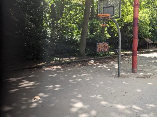Profile of the basketball court Spielplatz in der Eschenheimer Anlage, Frankfurt am Main, Germany