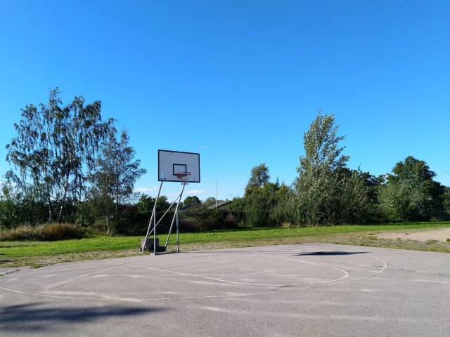 Pakilan rantatien koripallokenttä Basketball Court