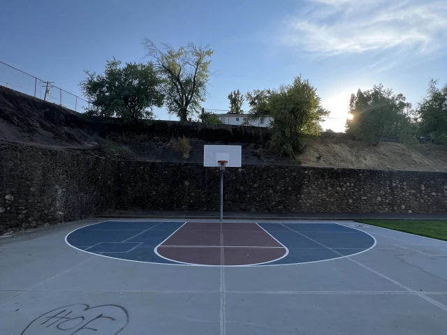 Profile of the basketball court Magnolia Park, Redding, CA, United States