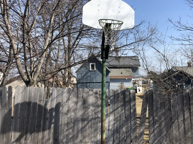 Profile of the basketball court Apartment Hoop, Marquette, MI, United States
