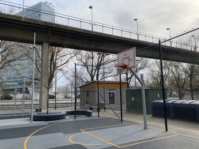 Basketball Court outside mässan