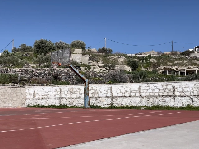 Profile of the basketball court Milos Municipal Stadium (Δημοτικό Στάδιο Μήλου), Plaka, Greece
