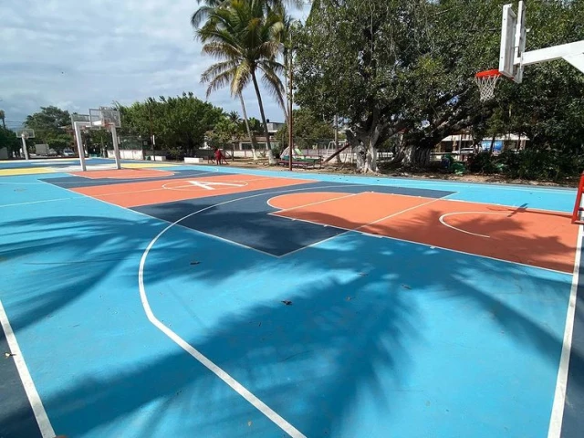 Profile of the basketball court Parque Aramara, Puerto Vallarta, Mexico