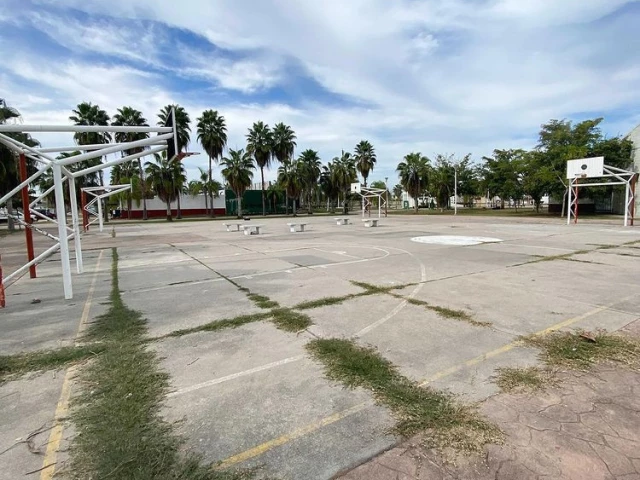 Profile of the basketball court Parque Valle Dorado, Mezcales, Mexico