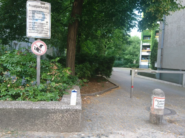 Access through the parking of Niebuhrstraße 32