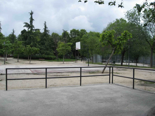 A "sandy" basketball court in Parque de Caramuel, Madrid.