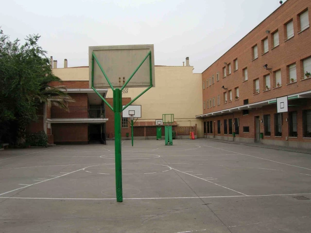 Profile of the basketball court Patio Colegio Filipense, Madrid, Spain