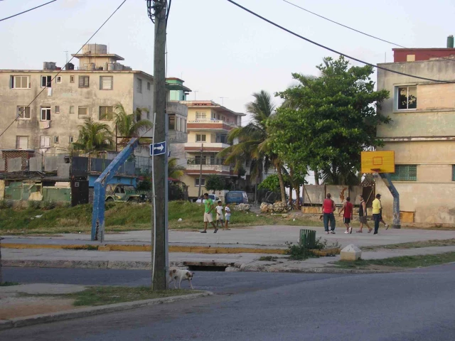 A typical cubanian outdoor court in Havana.