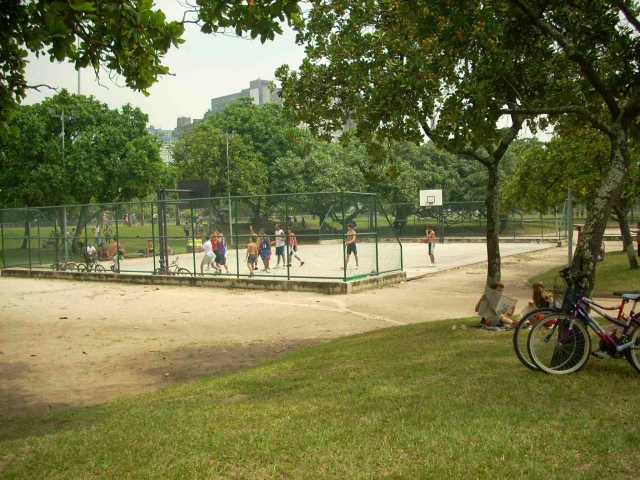 A basketball court in Parque Brigadeiro Eduardo Gomes - next to the beach.