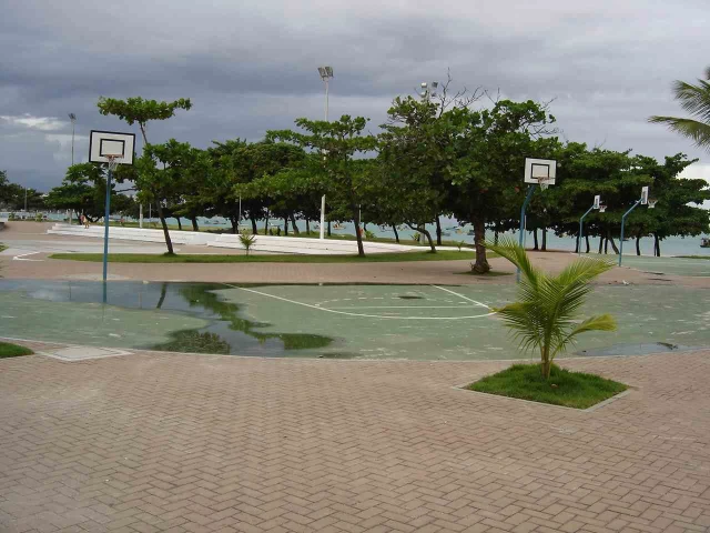 Praça com tabelas de Basquete na praia de Pajuçara