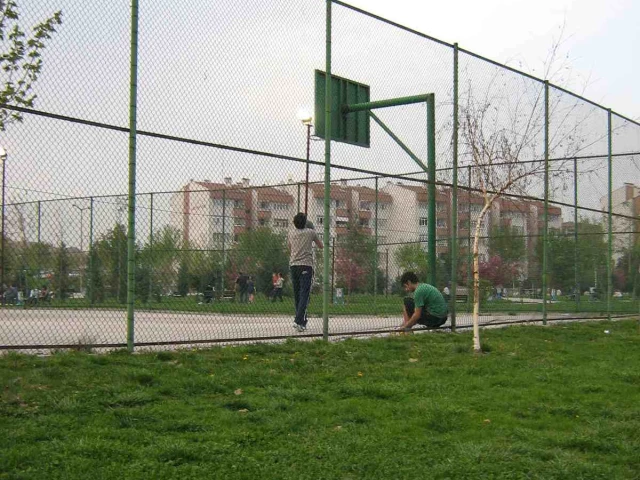 A basketball court in  İmail HakkıTonguç Parkı.