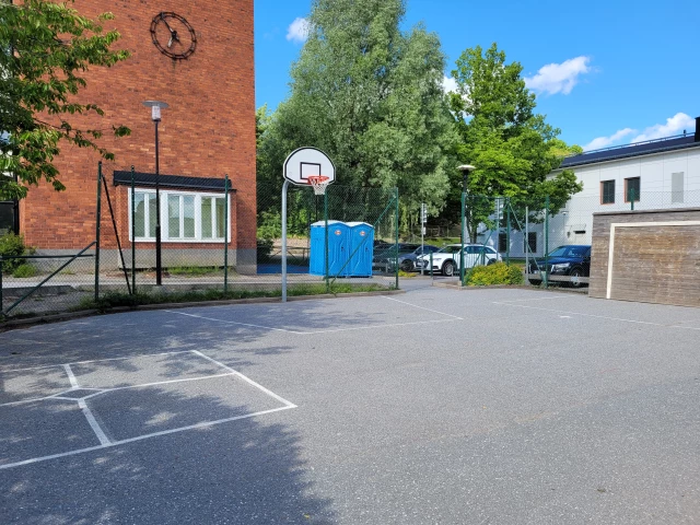 Profile of the basketball court IES Gubbängen basketkorg, Enskede, Sweden