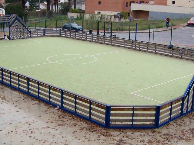 A small basketball court in Mataró.