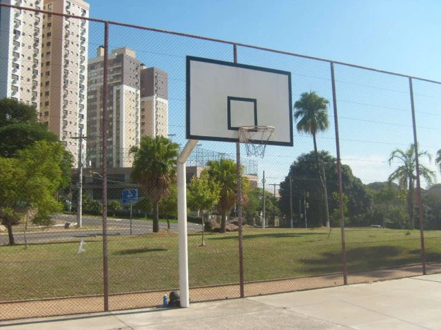 The basketball court at  Praça Leonardo Macedônia.