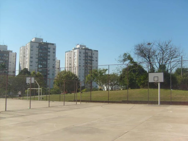 Profile of the basketball court Praça Leonardo Macedônia, Porto Alegre, Brazil