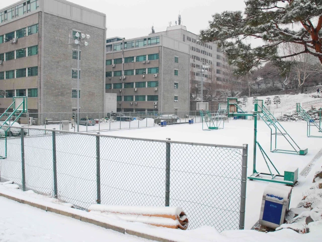 The basketball court at Yonsei University during winter.