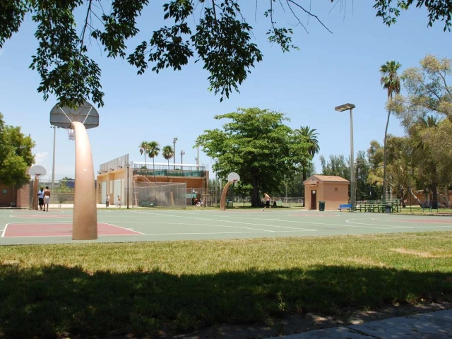 miami beach, fl basketball court: flamingo park - courts