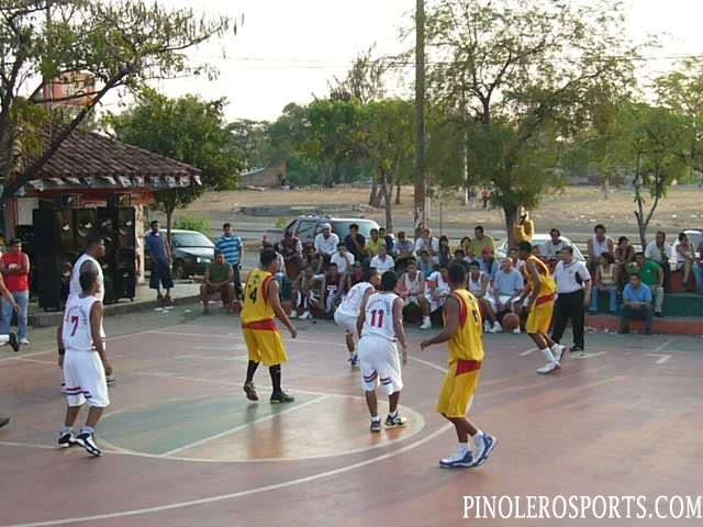 Basketball tournament in Parque Luis Alfonso Velásquez.
