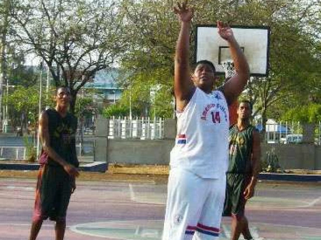 Profile of the basketball court Parque Luis Alfonso Velásquez, Managua, Nicaragua