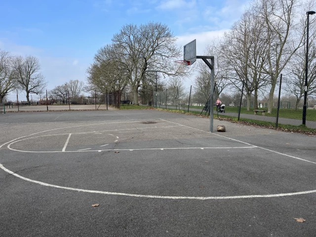 Profile of the basketball court Hilly Fields Court, London, United Kingdom