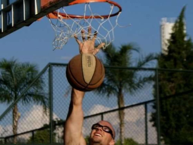 Basketball in Parque da Cidade.