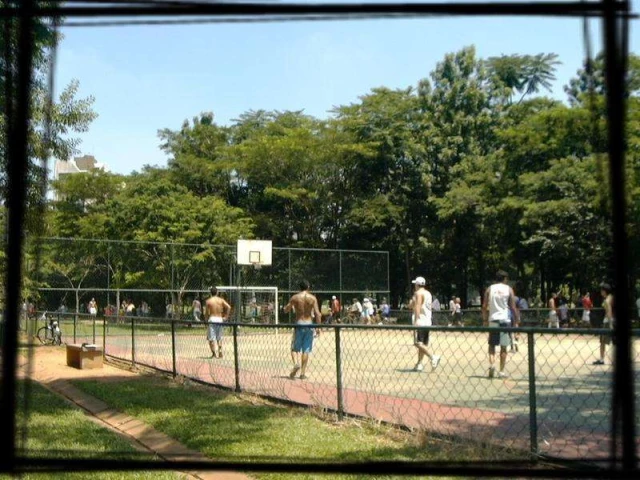 The basketball courts in Parque Villa Lobos.